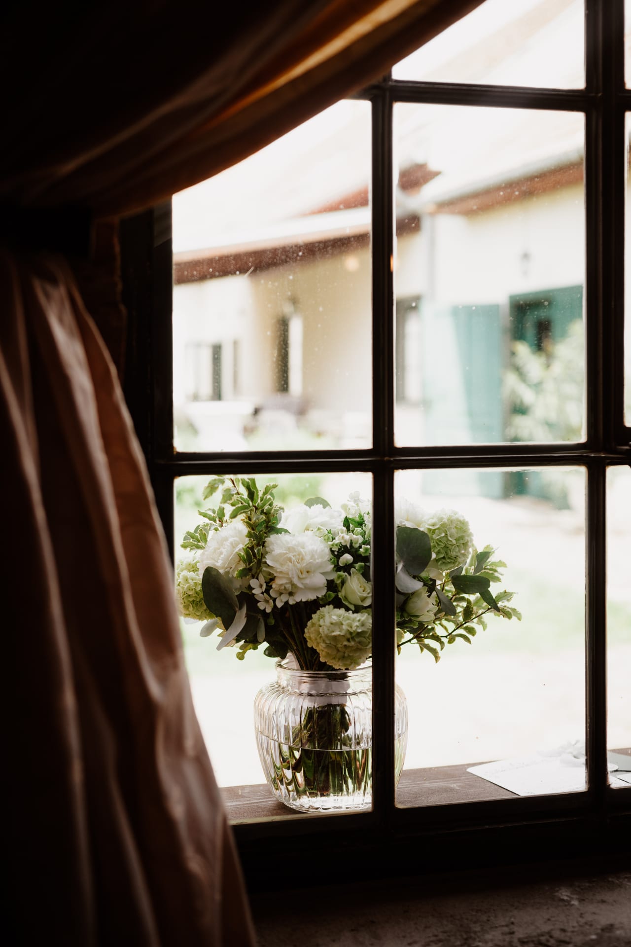 Okamih páru zachytený nenápadne z diaľky