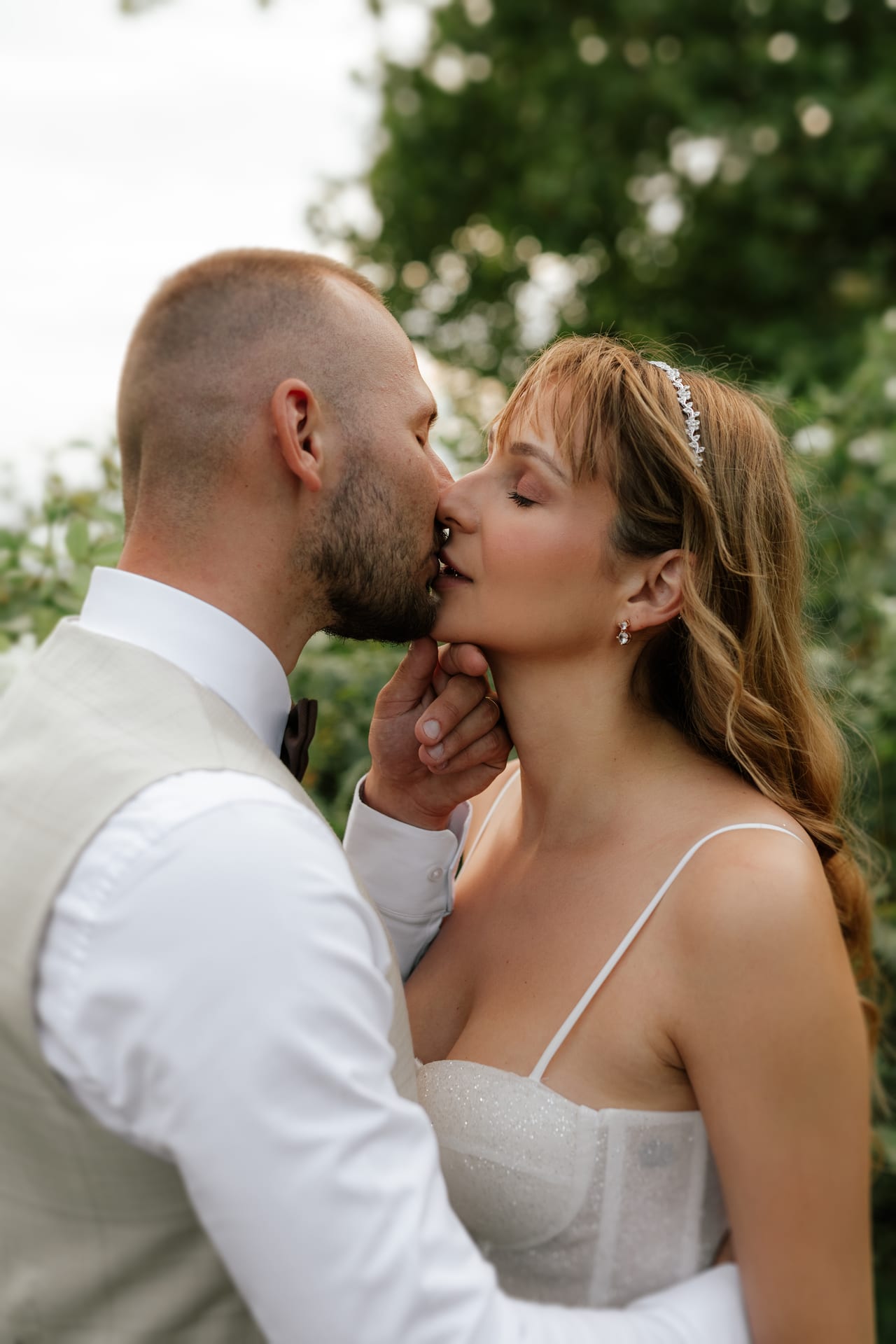 Moment páru zachytený v tichom svetle